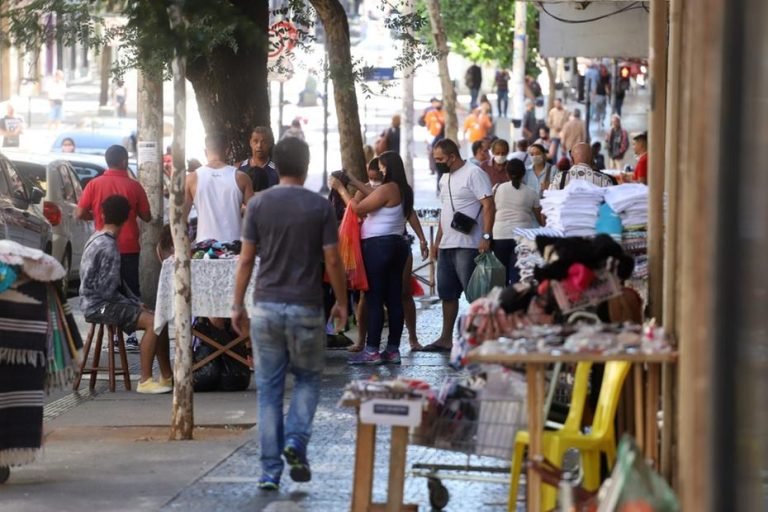 Comércio informal retornar as ruas da região do centro de Belo Horizonte, mesmo em período de quarentena do coronavírus