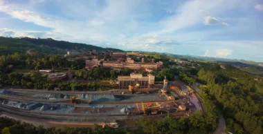 Imagem aérea da Mina Cauê fechada em 2025 pela Vale em Itabira/MG. Foto: Alex Oliveira